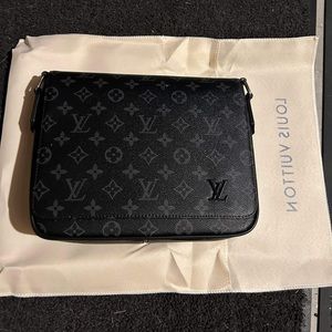 Louie Vuitton  bags come with dust bags